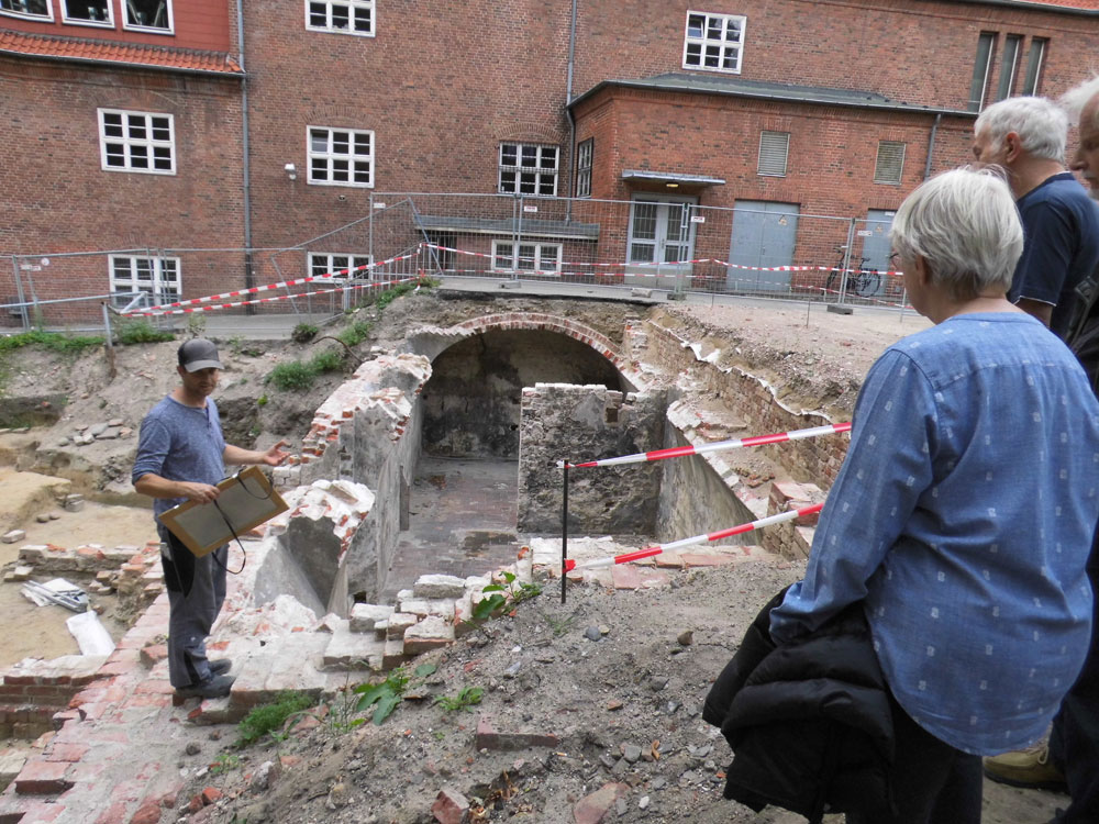 Neuzeitliches Kellergewölbe auf dem Grundstück Parade 2 - Führung auf der Grabungsstelle Neuzeitliches Kellergewölbe auf dem Grundstück Parade 2 - Führung auf der Grabungsstelle