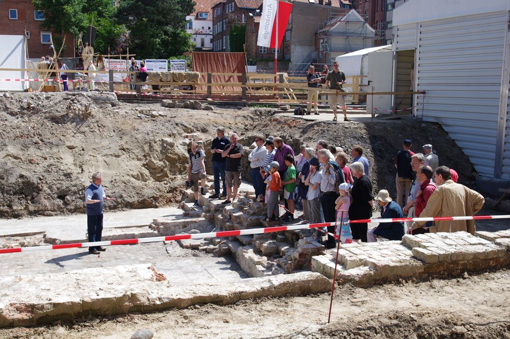 Führung bei den Ausgrabungen im Gründungsviertel Führung bei den Ausgrabungen im Gründungsviertel