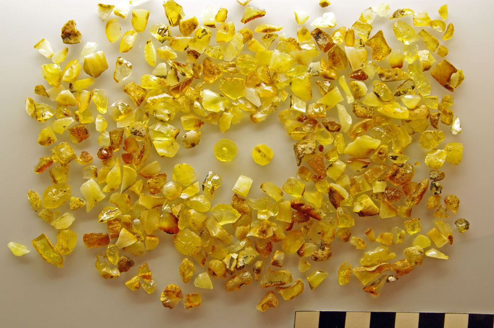 Bernsteinperlen und Abfall aus der Werkstatt des Paternostermachers (Rosenkranzproduktion) in der Hundestraße Bernsteinperlen und Abfall aus der Werkstatt des Paternostermachers (Rosenkranzproduktion) in der Hundestraße