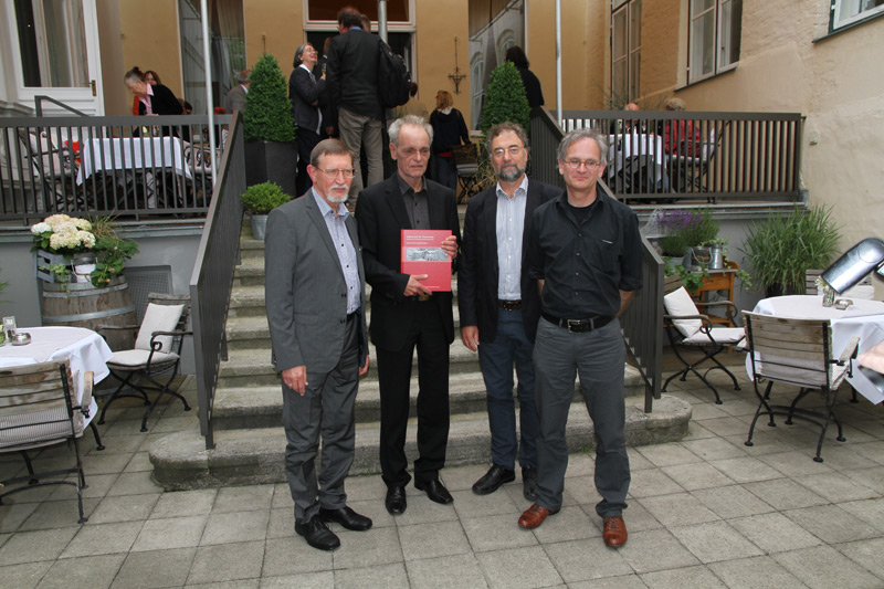 Die Herausgeber Alfred Falk, Dr. Manfred Schneider und Prof. Ulrich Müller mit dem Jubilar Prof. Dr. Manfred Gläser